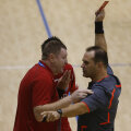 Constantin Din îi arată cartonașul roșu fostului secund de la Dinamo, Ionel Ene