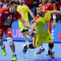 Macedoneanul Stoilov (în galben) într-un duel cu Espen Lie Hansen