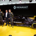 Jolyon Palmer, Carlos Ghosn şi Kevin Magnussen (de la stînga la dreapta), la prezentarea de ieri