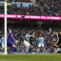 Huth (dreapta, în negru) scapă de marcajul lui Demichelis și deschide scorul // Foto: Reuters