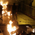 Sticlele pline cu benzină și ulei de motor se sparg și iau foc pe scuturile jandarmilor din Corte, Corsica
// FOTO AFP