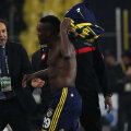 Emenike nu mai suportă insultele din tribună și imploră să fie înlocuit. Dar va fi trimis înapoi în teren