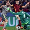 Scăpat singur cu Navas, El Shaarawy (în mijloc) e blocat prin fault în careu de portar