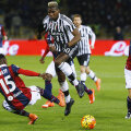 Paul Pogba, înconjurat de adversari, n-a putut evita remiza impusă de Bologna // FOTO Reuters