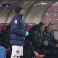La finalul partidei de la Cluj, Mutu făcea pe antrenorul în locul lui Grigoraș // FOTO Captură Dolce