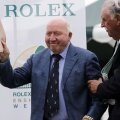 Bud Collins salutând publicul prezent la o festivitate a International Tennis Hall of Fame în 2013 // FOTO Reuters