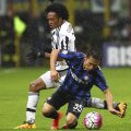 Inter la pământ și financiar, și pe teren. Nagatomo, îngenuncheat de juventinul Cuadrado // FOTO Guliver/GettyImages
