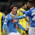 Ex-stelistul exultă după golul înscris, iar Insigne e primul care-l felicită // FOTO Reuters