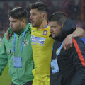 Marica a fost ajutat de staff-ul medical al Stelei să iasă de pe teren la meciul cu Dinamo