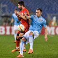 Radu (în dreapta, contra Galatei) are contract cu Lazio până-n 2020 și câștigă 1,4 milioane euro pe an // FOTO AFP