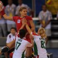 Carmen Amariei încearcă să depăşească apărarea maghiară în "sferturile" turneului olimpic de la Beijing 2008 // FOTO Cristi Preda