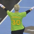 În genunchi, dar neîngenuncheată în poartă, Paula Ungureanu salută publicul