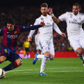Sergio Ramos și Pepe, stoperii Realului, nu-l mai pot opri pe Suarez să șuteze. A fost 2-1 pe Camp Nou în urmă cu un an // FOTO Guliver/GettyImages
