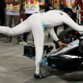 Hamilton și mașina care l-a dus pe primul loc. // Foto: Getty Images