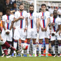 Payet (stânga) trage și înscrie. Era 2-1 pentru West Ham. S-a terminat 2-2 // FOTO Reuters