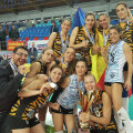 Fetele de la CSM București cu trofeul Challenge Cup și medaliile, la Trabzon // FOTO CSM București