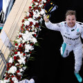 Nico Rosberg, cu trofeul în mână, salută camera suspendată. Şi o dată cu ea, o lumea întreagă // FOTO Guliver/GettyImages