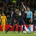 Brych îl elimină pe Torres (stânga). Protestele lui Gabi și Godin nu-l impresionează // FOTO Reuters