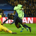 Matuidi (la mijloc), lovit din spate de Mangala, cade în careul lui City // FOTO Guliver/GettyImages