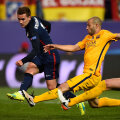 Șpagatul "balerinilor" Mascherano și Pique nu-i mai ajută. Griezmann e mult prea rapid pentru ei // FOTO Guliver/GettyImages