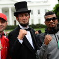 Lucian Bute și Badou Jack în fața Casei Albe alături de un actor care-l întruchipează pe Abraham Lincoln // FOTO AFP