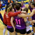Voleibalistele de la Alba Blaj bucurându-se pentru un punct reușit // FOTO sportpictures.eu