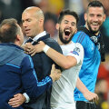 Zidane, îmbrățișat de Isco după meci, a pierdut doar 2 jocuri din 24 pe banca Madridului, 0-1 cu Atletico și 0-2 cu Wolfsburg