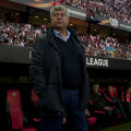 Mircea Lucescu, privind spectacolul stegulețelor roș-albe pe "Sanchez Pizjuan" // FOTO AFP