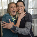 Andreea Lekici (dreapta, Vardar) și Isabelle Gullden (CSM) au acceptat invitația Gazetei de a face o poză înaintea duelului de azi. Suedeza a mimat că o strânge de gât pe sârboaică. "Mâine chiar o s-o fac pe teren"!, s-a amuzat numărul 4 bucureștean // FOTO Raed Krishan