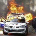 Mașina poliției, un Renault Scenic, în flăcări // FOTO Reuters
