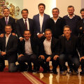 Popescu, Hagi și Craioveanu (dreapta, rândul de sus), încadrați de fostul președinte al Barcei, Laporta, și de Bakero //
FOTO sportal.bg