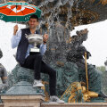 Novak Djokovici a pozat cu trofeul de la Roland Garros în Place de la Concorde, adăpostindu-se sub umbrelă de stropii fântânii // FOTO Reuters