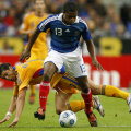 Evra (depășindu-l pe Mara), tot pe Stade de France, la 1-1 cu România pe 5 septembrie 2009, în preliminariile CM 2010 // FOTO Reuters
