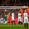 Antoine Griezmann (dreapta) șutează în vinclu la 3-2 cu Olanda la Amsterdam // FOTO Guliver/GettyImages