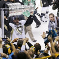 Chris Kunitz de la Penguins le arată fanilor Cupa Stanley și sărbătoresc împreună // Foto: Reuters