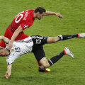 Scântei! Krychowiak, în roșu, dă de pământ cu Thomas Muller // Foto: Reuters