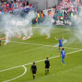 Petardele aruncate de fani pe gazon i-ar putea costa scump de croați // Foto: Reuters