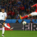 Pericol când trage Payet. Aseară, doar bara i-a salvat pe elvețieni // FOTO Guliver/GettyImages