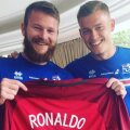 Gunnarsson și Finnbogason vă prezintă tricoul lui Ronaldo