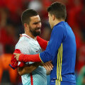 Arda Turan plânge în brațele lui Bartra, colegul de la Barcelona, după 0-3 cu Spania // Foto: Guliver / Getty Images