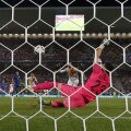 Subasici așteaptă până în ultima clipă și blochează mingea lui Sergio Ramos // FOTO Reuters