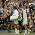 STANDING OVATION! Marcus Willis, locul 772 ATP, a pierdut categoric în faţa marelui Federer, dar a rămas un erou. Iar fanii au fost la înălţime (foto: reuters)