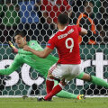 Robson-Kanu l-a pus cu spatele la zid și pe Courtois, deschizând drumul calificării galeze // FOTO Reuters