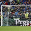 Thomas Muller a executat în stilul caracteristic, fără să se uite la minge în momentul șutului, dar Buffon i-a ghicit intenția // FOTO Reuters