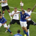 Fază parcă decupată dintr-un meci de handbal, cu Boateng fluturându-și mâinile prin aer. Blocaj, henț, penalty! // FOTO Agerpres