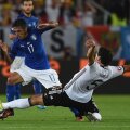 Hummels (în alb) îl faultează pe Eder. Al doilea "galben" la Euro, suspendat! // FOTO Guliver/GettyImages