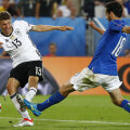 Muller șutează, italianul Parolo încearcă să-l blocheze // FOTO Reuters