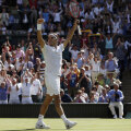 Cu victoria de ieri, Roger Federer, 35 de ani fără o lună, devine cel mai vârstnic semifinalist la Wimbledon de la Ken Rosewall în 1974 – 39 de ani // FOTO Reuters