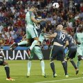 Ronaldo survolează apărarea galeză și plasează cea mai puternică lovitură de cap. 1-0 // FOTO Reuters