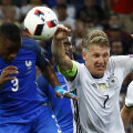 Evra atacă balonul cu capul, Schweinsteiger, cu mâna. Penalty clar! // FOTO Reuters